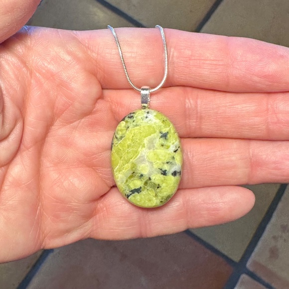 lizardite pendant with sterling silver chain - Picture 6 of 7